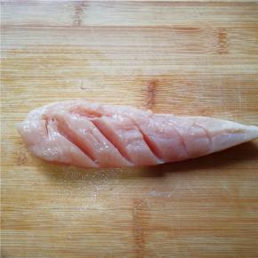 上面划上斜刀便于入味；