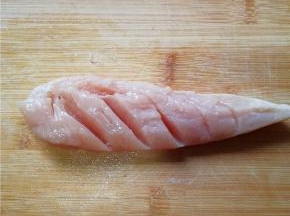 上面划上斜刀便于入味；