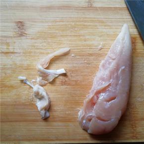 将鸡肉中的筋膜去除掉；
