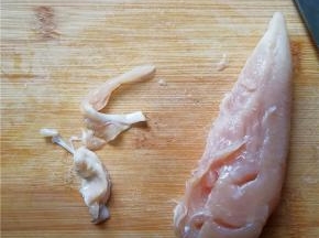 将鸡肉中的筋膜去除掉；