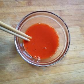 加入等量的清水拌匀；