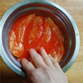 将鸡胸肉与调料放在一起，为了更好入味，可以用手多按摩几次；