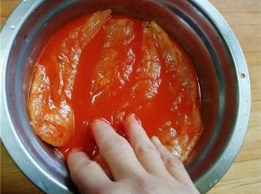 将鸡胸肉与调料放在一起，为了更好入味，可以用手多按摩几次；
