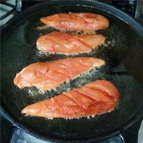 电饼铛放入适量的油，将腌制好的鸡肉放入煎制；