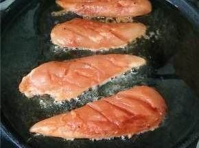 电饼铛放入适量的油，将腌制好的鸡肉放入煎制；