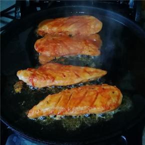 稍变色即翻面煎制另一面，成熟即可出锅；