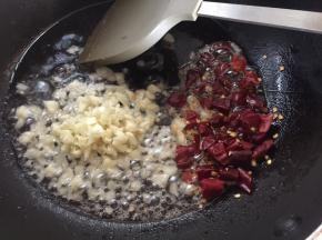 放入辣椒爆香