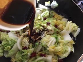 倒入调好的酱汁翻炒均匀即可出锅