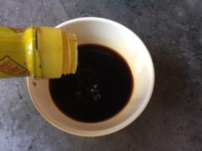加入生抽搅拌均匀成酱汁
