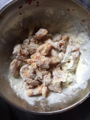 腌制好的鸡肉丁按顺序裹上炸粉