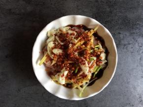 加入鸡粉、辣椒粉抓匀腌制半小时
