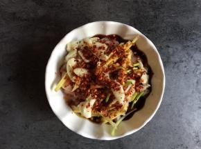 加入鸡粉、辣椒粉抓匀腌制半小时
