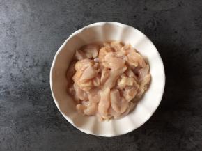 将鸡胸肉洗净去皮切丁