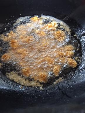 油锅热油后，放入裹好的鸡丁炸至金黄熟透即可