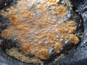 油锅热油后，放入裹好的鸡丁炸至金黄熟透即可