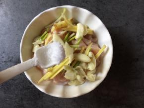 加入姜丝、蒜蓉、盐