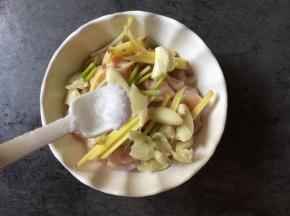 加入姜丝、蒜蓉、盐