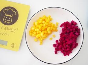 火龙果肉和黄桃果肉切成小丁备用