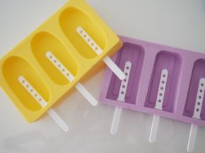 将模具清洗干净准备好，提前将雪糕棒插入硅胶模具中