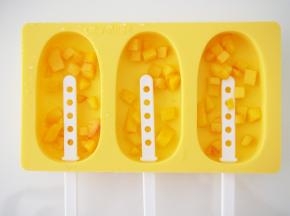 在另一款模具中铺上一层黄桃果肉