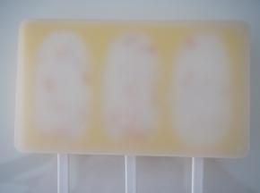 盖上盖子，放入冰箱冷冻一晚至变硬，很好脱模哦