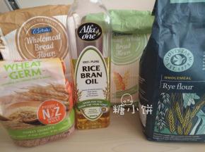 材料大合集，左到右依次：小麦胚芽，全麦粉，米糠油，高筋粉，黑麦粉
