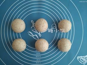 分成6等份，分别滚圆，盖上保鲜膜醒15分钟