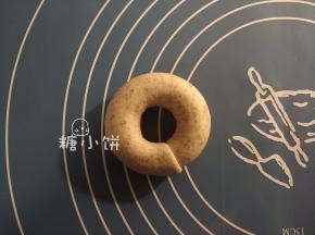 用压扁的一端包裹另一端，形成一个环状