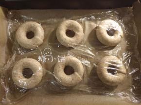 依次做好6个，用保鲜膜盖好，室温（25-26）发酵30-35分钟