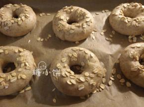 排在铺好油纸的烤盘上，表面撒上燕麦片