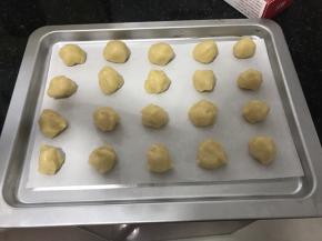 分成等量的小剂子，揉成球。