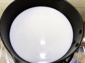 搅拌至吉利丁片完全融化