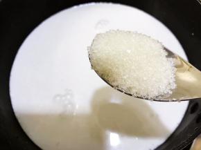 加入白糖，小火加热至白糖溶化