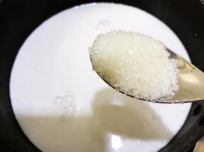 加入白糖，小火加热至白糖溶化