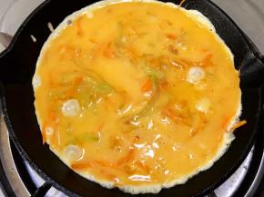 倒入蛋液转最小火