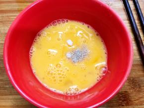 鸡蛋打散加入盐和胡椒粉调味