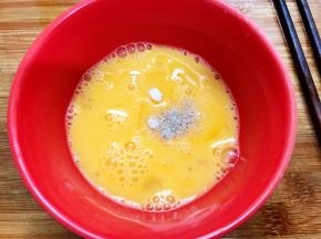 鸡蛋打散加入盐和胡椒粉调味