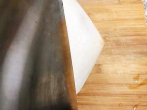 用刀沿着椰青顶部划一圈