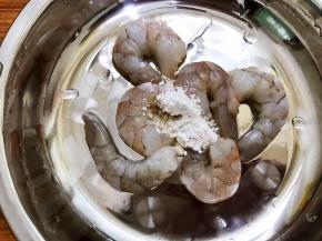 加入料酒，盐，淀粉抓匀