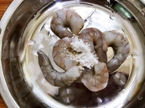 加入料酒，盐，淀粉抓匀