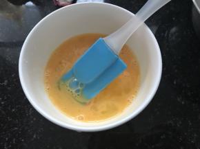 鸡蛋打散，留一份蛋液刷桃酥表面。