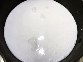 椰子水里加入椰浆搅拌均匀