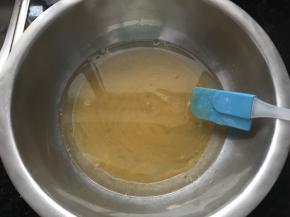 打蛋盆中加入油、鸡蛋液、糖粉混合均匀。