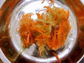 蔬菜丝挤干水分备用