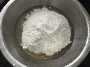 加入小苏打、泡打粉、盐，混合均匀。