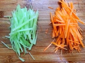 胡萝卜和莴笋去皮切丝