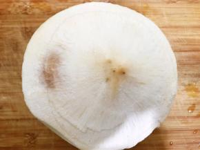 从上往下切去外皮