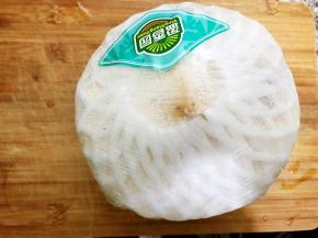 挑选一个椰青，同样大小的椰青大家一定要选最重的那个，椰子水才足哦