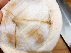 用刀后尖对着线的位置用力敲下去，先敲一个小口