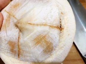 用刀后尖对着线的位置用力敲下去，先敲一个小口